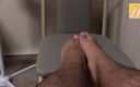 Manly foot: Sienta tu culo en esa silla gris adora mis pies -...