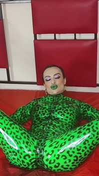 Une Déesse Du Latex Se Fait Enculer Et Éjaculer Sur Les Seins