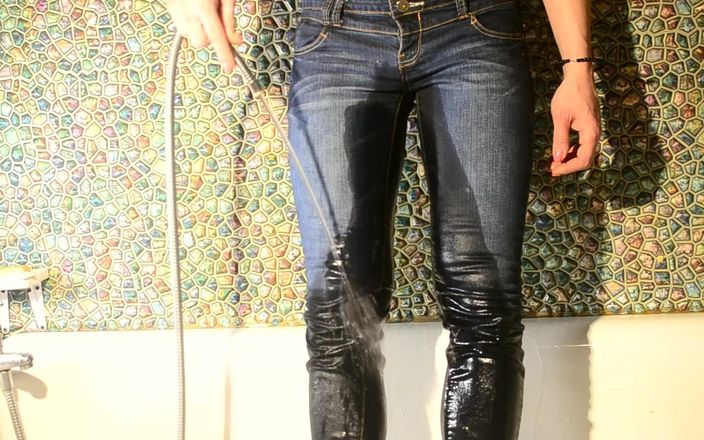 Alexa Cosmic: Molhando-me em jeans no banheiro ...