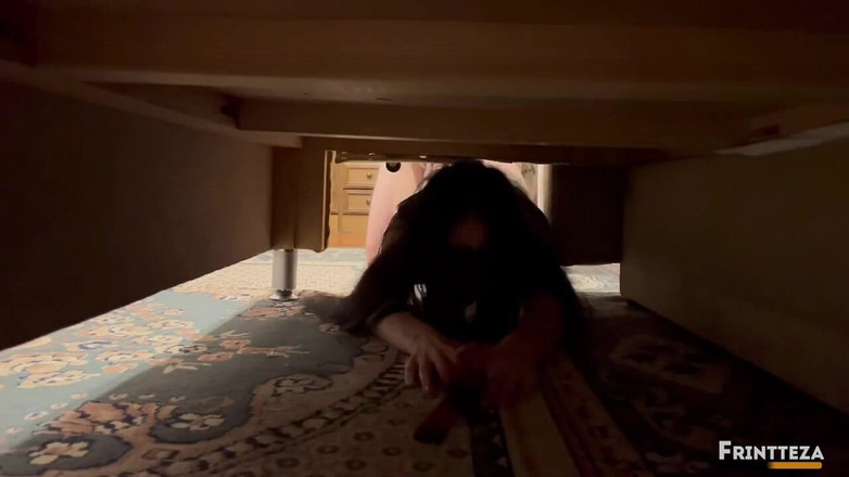 Frintteza: Stiefschwester steckt unter dem bett. Enge muschi und sperma auf...
