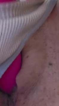 Inserción de juguete rosa y orgasmo