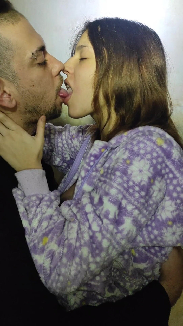 Endemoniados: The horniest and dirtiest kiss on the internet with a...