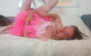 Leatransteen: Leatransteen v růžové saténové sukni stříká do vlastních úst