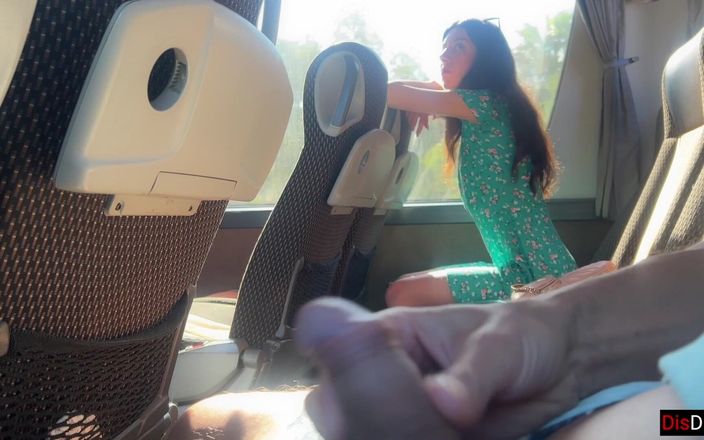 Dis Diger: Pria mesum ini meludahi kontolnya di bus umum - tapi cewek...