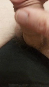Sissygasm au clito flasque dans une culotte vierge