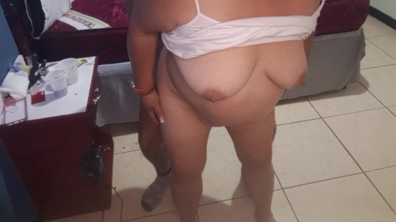 Sofixxx: 私の彼女の70歳の祖母が立ちバックスタイルで犯された