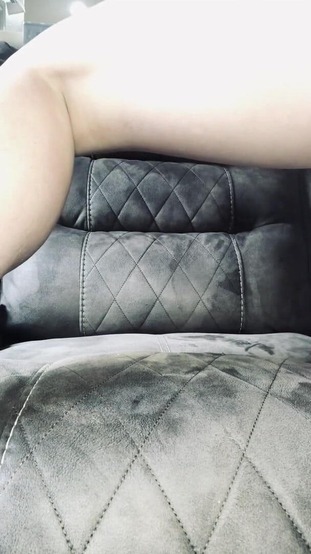 Scar studio: Zitternde orgasmus von analplug und dildo.
