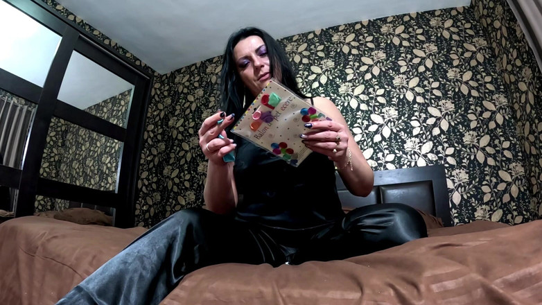 MilfyCalla: 새틴 파자마 풍선 페티쉬 괴롭히는, 네일 플레이 및 맨발 풍선 터지는