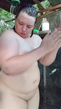 Sleduji, jak se dívka s křivkami myje na Ulici.