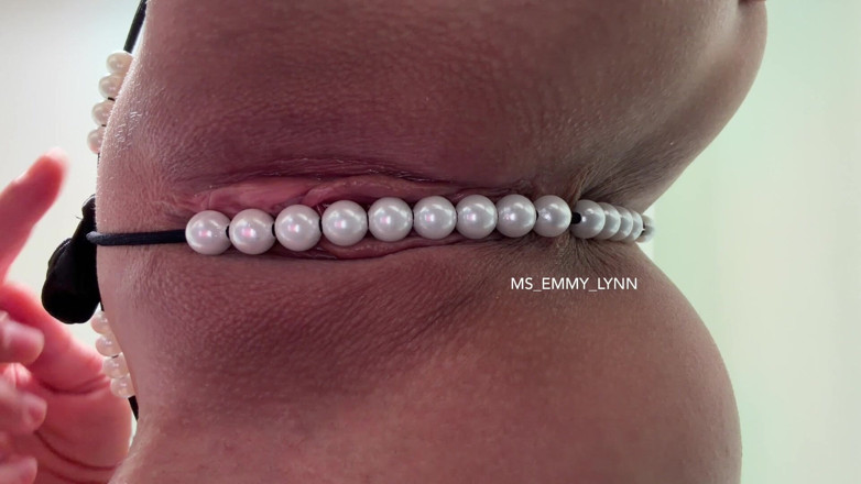 Ms_Emmy_Lynn: Stringi Pearl w Ogolonej cipce z bliska