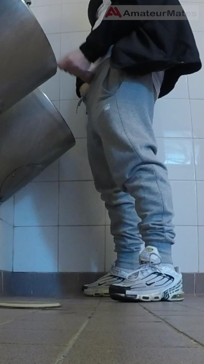 AmateurMates: Ragazzi Amatoriali Con Le Sneakers Si Masturbano E Provano Una...