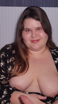 BBW stiefmutter demütigt einen kleinen schwanz, macht es aber hart und lässt ihn aus mund und tittenficken kommen
