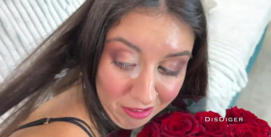 Dis Diger: 浮気な妻をアナルで激しく犯し、恋人が彼女に贈った花に射精しました