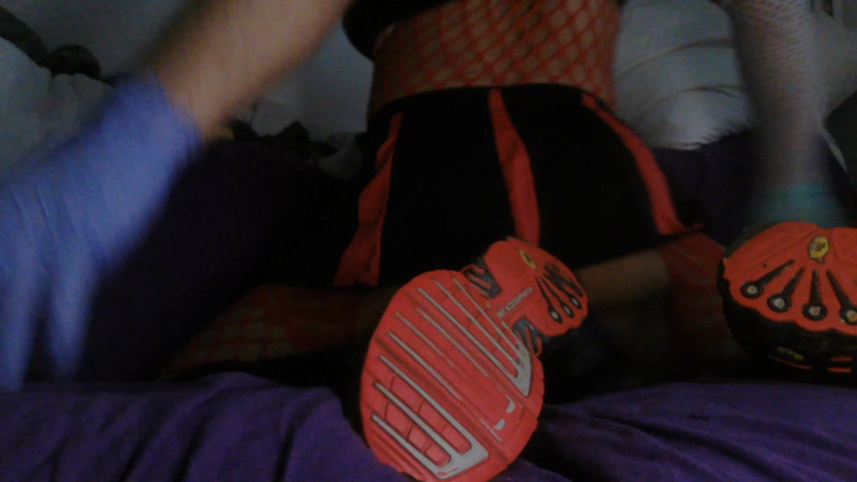 Damaged Hole: Pakaian Pemandu Sorak Merah Hitam, BBC Untuk Orgasme Berkuda