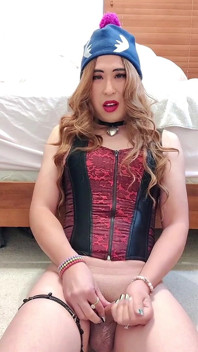 Sissy dziwka Bess Krawędzie jej clitty przed zjedzeniem jej ładunków