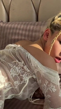Mengongkek Model Asia yang cantik dalam pepek ketatnya