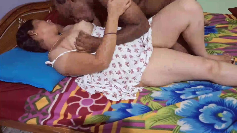 Sexy sindu: Creampie, une desi se fait sucer les tétons, bouffage de...