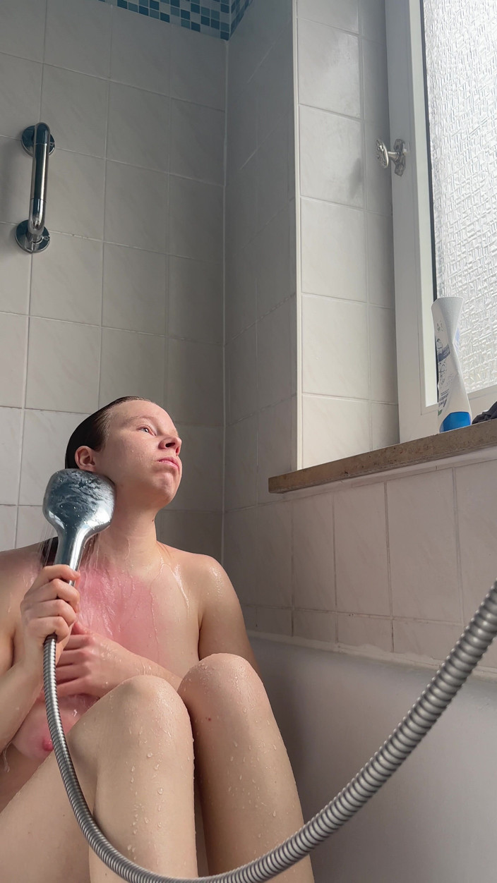 SweetLucy96: Thiếu niên với vòi hoa sen cơ thể hoàn hảo