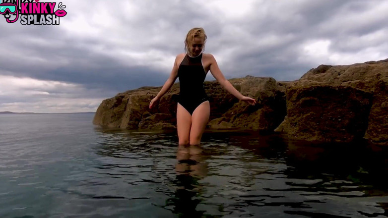 UKCuteGirl Lucy Lauren: Erotický podvodní plavky striptýz: Škádlení nahou v moři