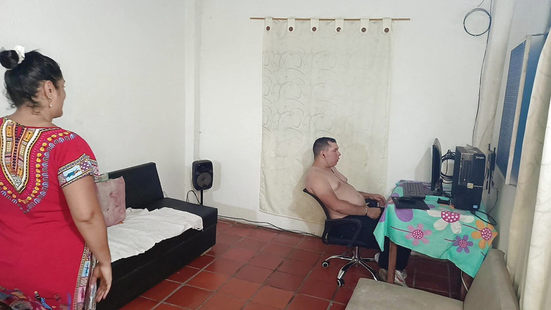 oficialkairadenaly: Moje oficiální nevlastní sestra mě přistihne při sledování porna a...