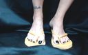 TLC 1992: Cận cảnh giày flipflops màu vàng