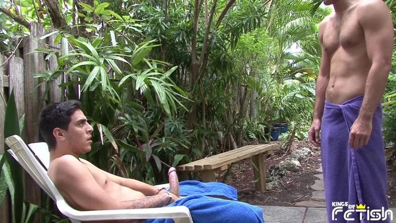 Gay Diaries: Anh chàng xăm mình thích được thổi kèn sâu ngoài trời...