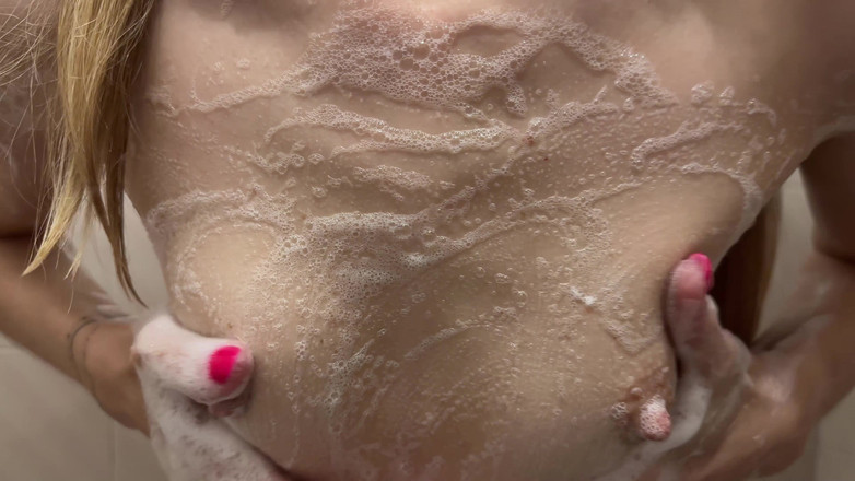 Mia Foster: Spelen met mijn tieten tijdens het douchen