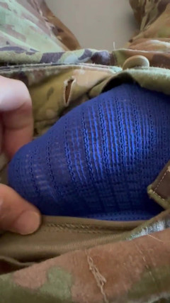Gay Soldier Stuff: Tentara solider dengan seragam mengocok kontol kerasnya yang berdenyut dan...