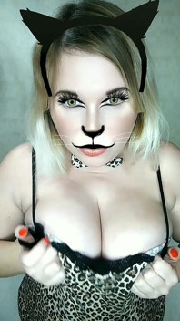 Kedi Kostümü Giymiş Tombul Orta Yaşlı Seksi Kadın Büyük Memeler