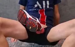 Mijn vriendje neukte me diep met een dildo