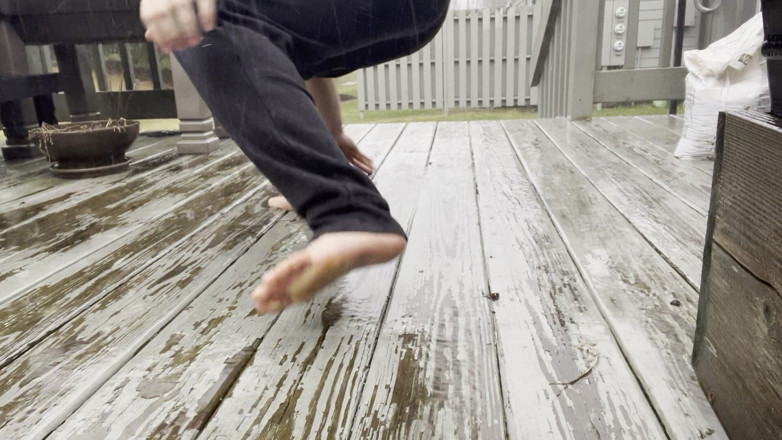 barenakedboy: Air mani melancap otot yang direndam hujan meleleh di luar...