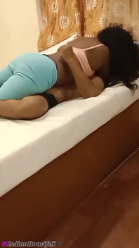 德西印度泰米尔淫荡妻子 renu 的热辣酒店操逼与年轻的公牛在绿帽老公面前