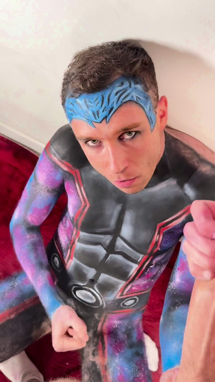 Hungthotter: Cosplay Marvel's Wiccan šuká zavěšenou umělkyni