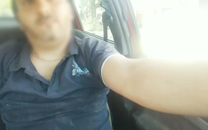 Active Couple Arg: Жінка входить в невідому машину, показує свої цицьки і мастурбує молоко вуайєристу на публіці