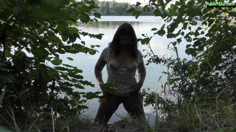 Cumdrinking Wife: Mandi kencing dan air mani di tasik