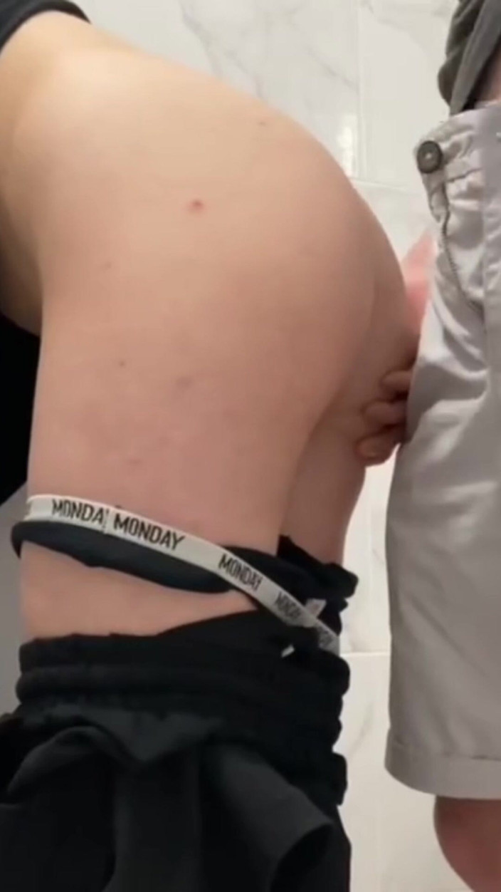 MaybeNatty: Solo En El Baño Con Mi Hermanastra Mayor Después De...