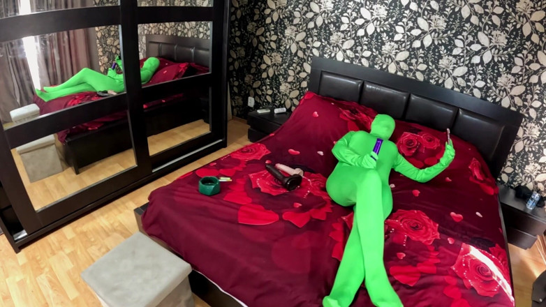 MilfyCalla: Tam Zentai encasement oyuncak oyunu. Büyük zenci yarağı dildoyla azdırıyor,...