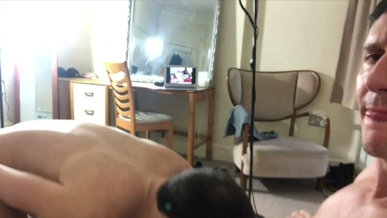 Fucked bareback for the first time: Ele coloca a mão no cu dela para socá-lo