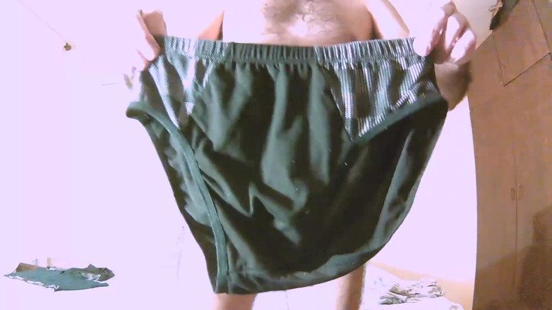 Earl Smile: Earl își prezintă colecția sa modestă de pantaloni