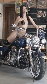Lady Dee - Photohoot Culise de la biciclete și gagici TV