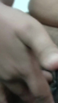 Adik tiri dengan pantat bahenol lagi asik fingering memeknya saat istirahat di malam hari. Video masurbasi gadis muslim india terbaik