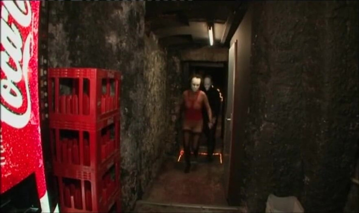 Absolute BDSM films - The original: Принизливі цицьки щипають у рабстві в клітці