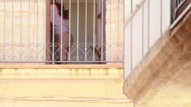 Lissa Brown: En granne spionerar på mig och utpressar mig till att...