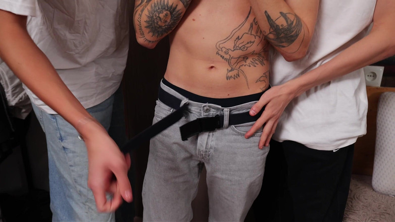 Max Gen: Dos Tíos Con Pollas Grandes Follando a Un Twink Apretado...