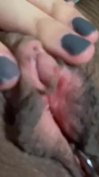 Da donna a uomo ragazzo effeminato si masturba con piercing