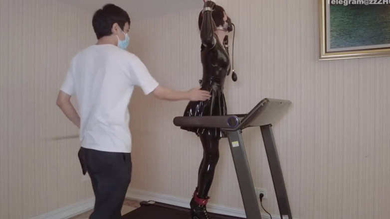 Aisan girl bondage: Mz24 - ein mädchen, das an ein Laufband mit Metalleinschränken und...