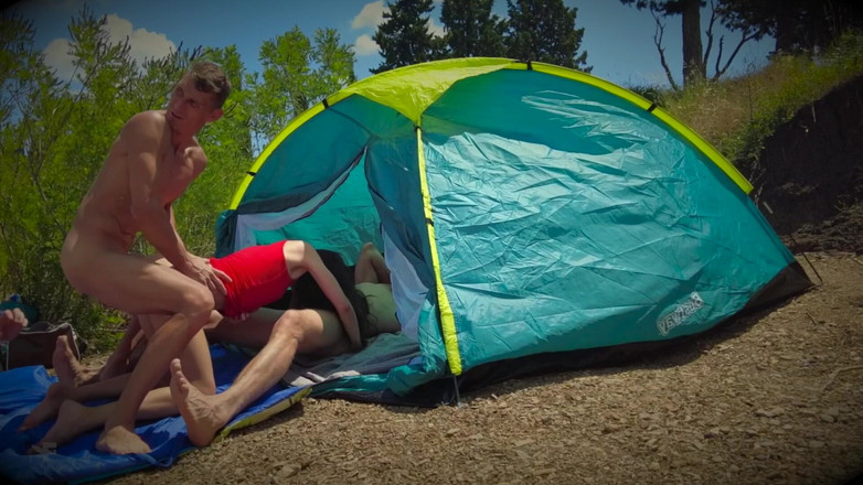 Falcon Al straight porn: Gangbeng – Mann stimmt zwei Männern zu, in einem Zelt hart...