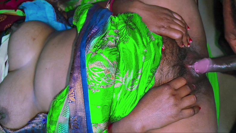 Sumang studio: Yeşil sari giymiş yenge üvey erkek kardeşinin yarağını siktiriyor ve güzelce...