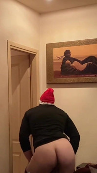Dorosły mężczyzna pokazuje swój tyłek