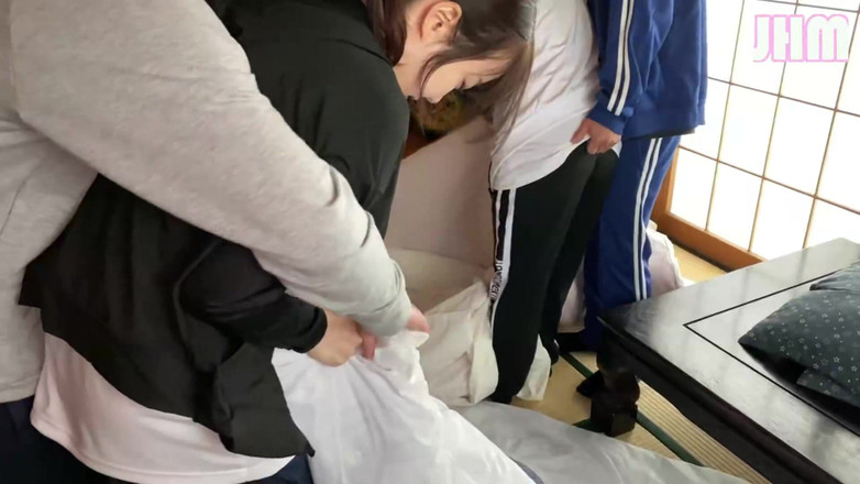Japanese Hentai Matings: 两个女孩在害羞的混乱中缠身，身体在顽皮的热量中碰撞。- B
